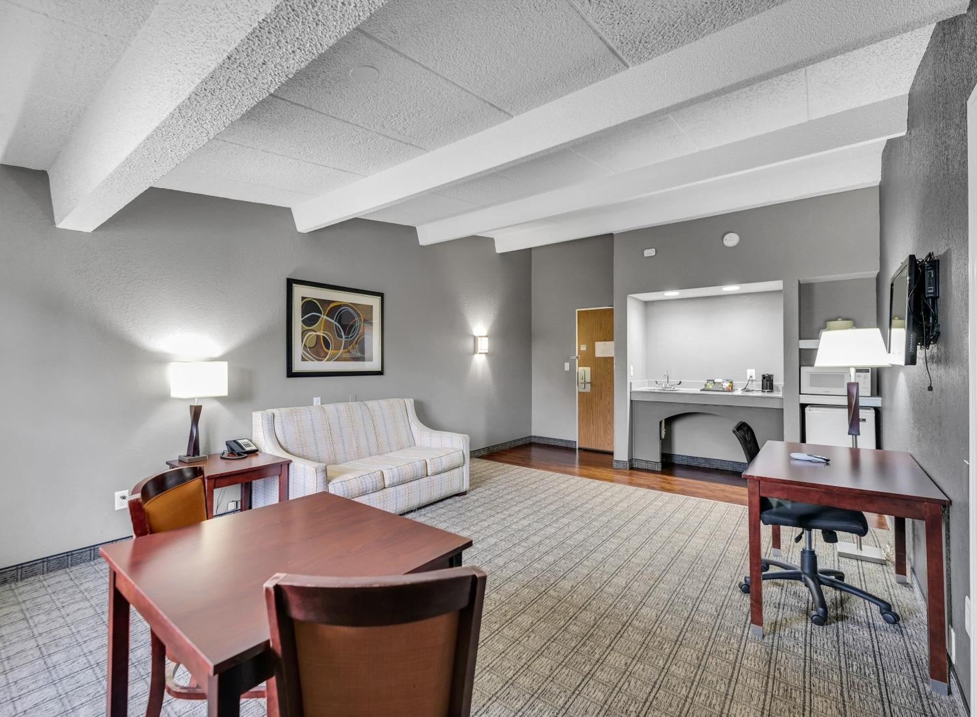Eastlake Suites Hotel & Conference Center By Oyo Urbana Champaign Exterior photo