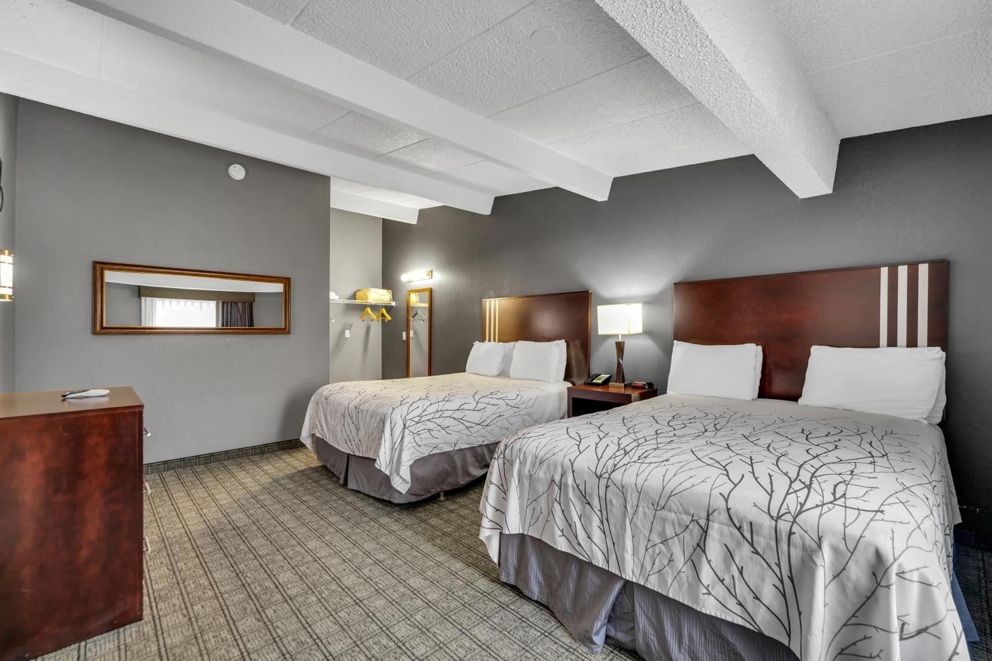 Eastlake Suites Hotel & Conference Center By Oyo Urbana Champaign Exterior photo
