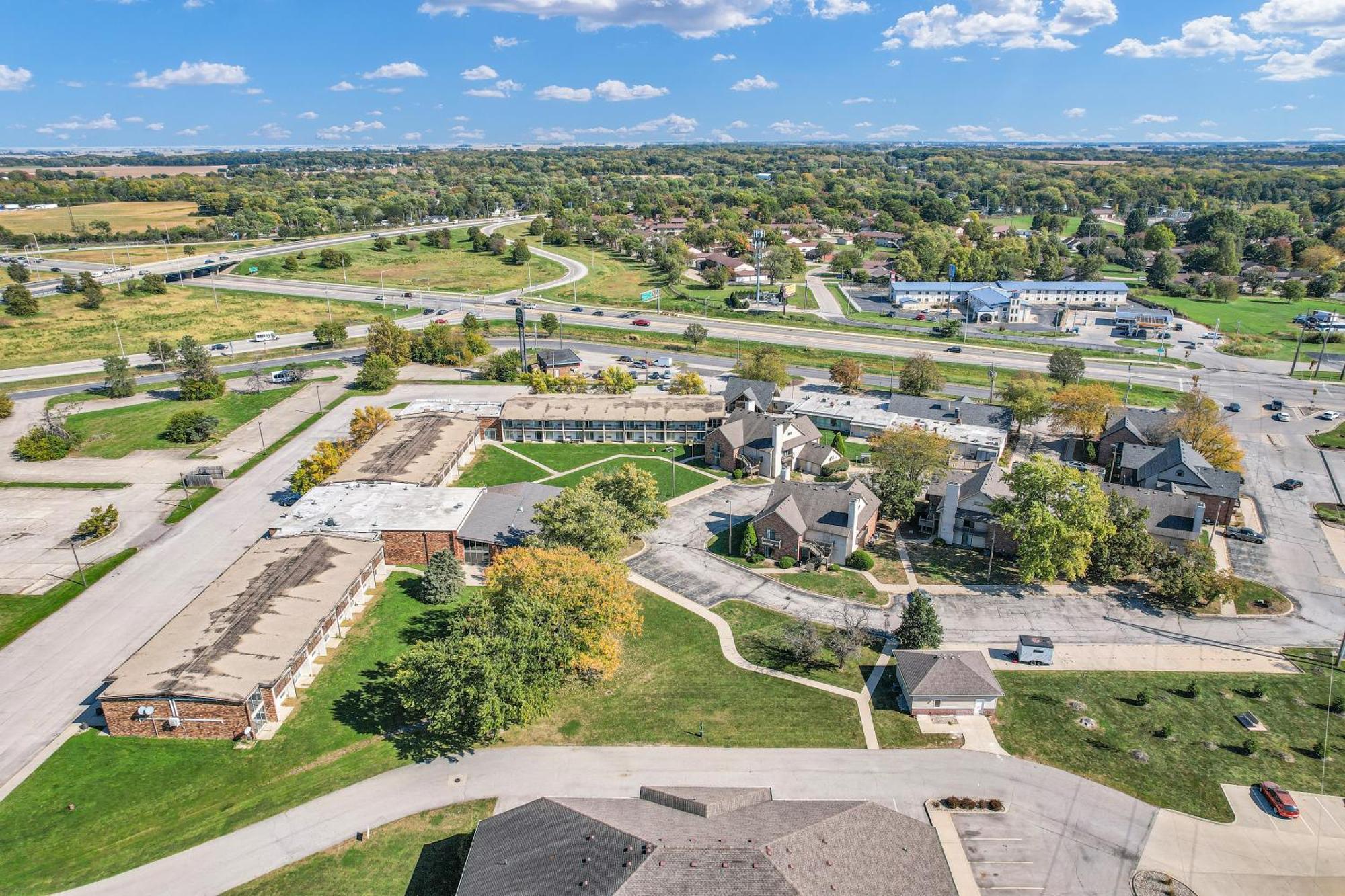 Eastlake Suites Hotel & Conference Center By Oyo Urbana Champaign Exterior photo
