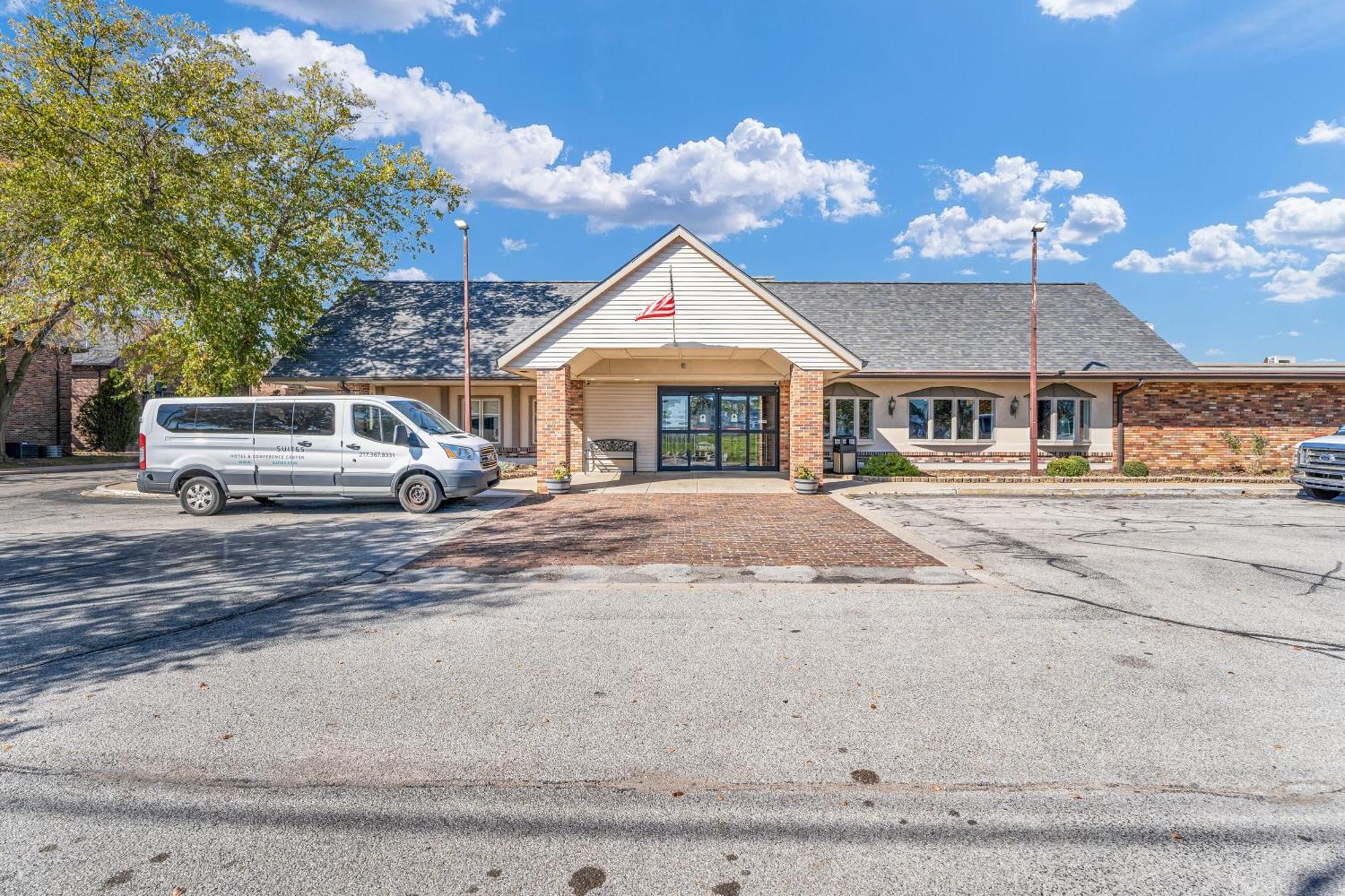 Eastlake Suites Hotel & Conference Center By Oyo Urbana Champaign Exterior photo