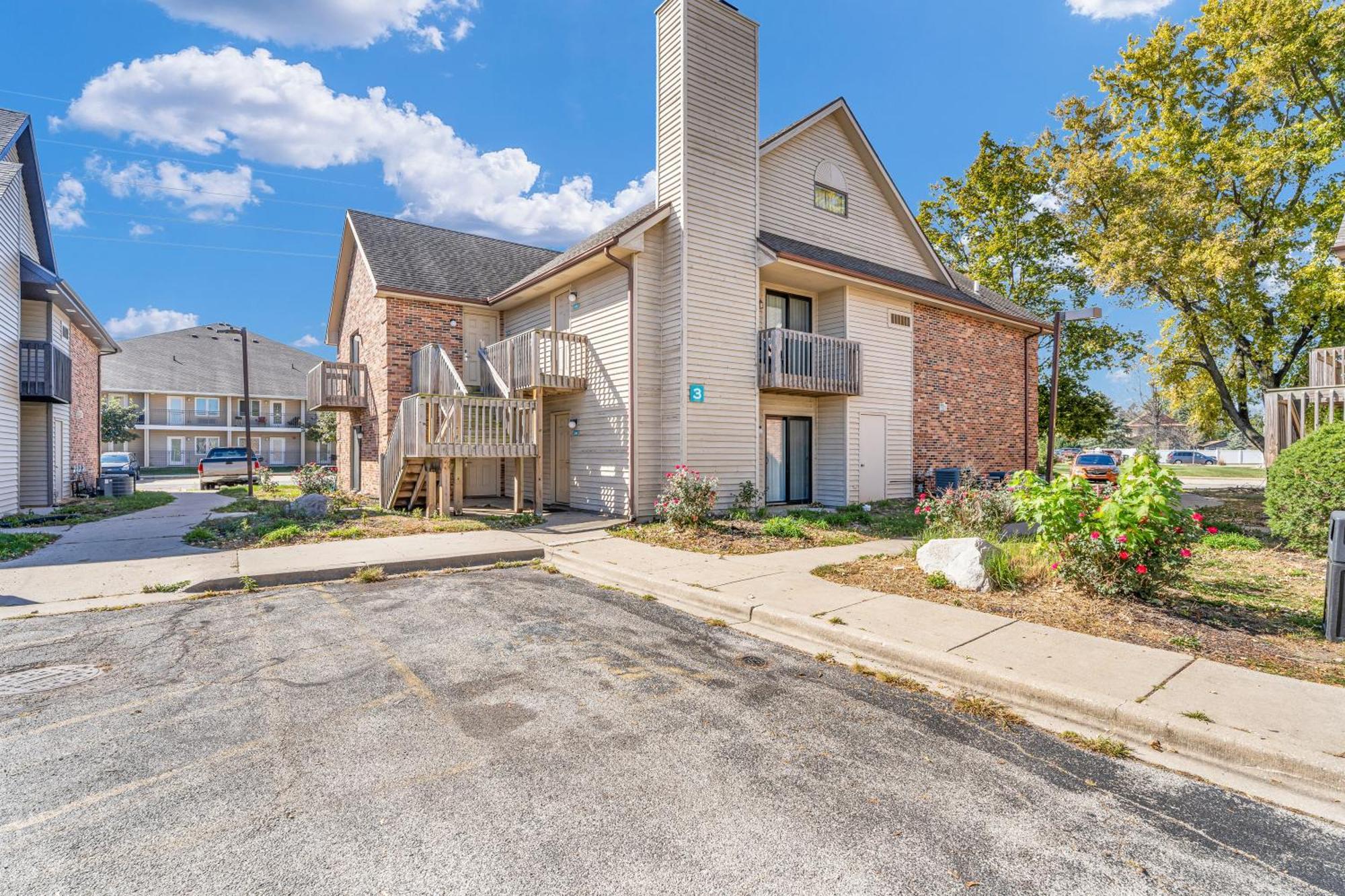 Eastlake Suites Hotel & Conference Center By Oyo Urbana Champaign Exterior photo