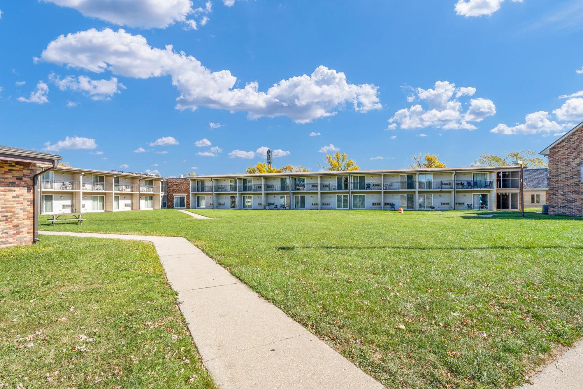 Eastlake Suites Hotel & Conference Center By Oyo Urbana Champaign Exterior photo