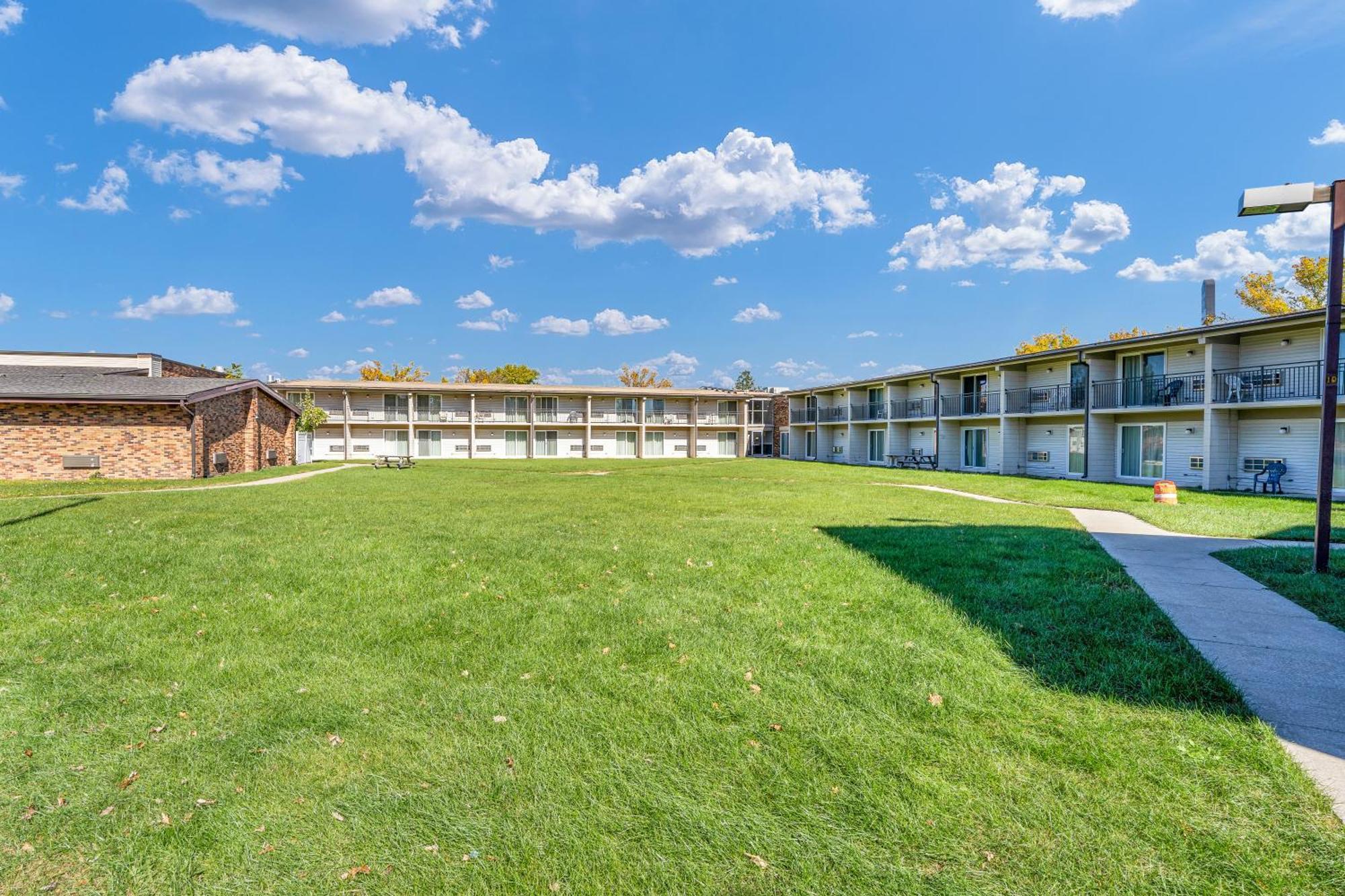 Eastlake Suites Hotel & Conference Center By Oyo Urbana Champaign Exterior photo