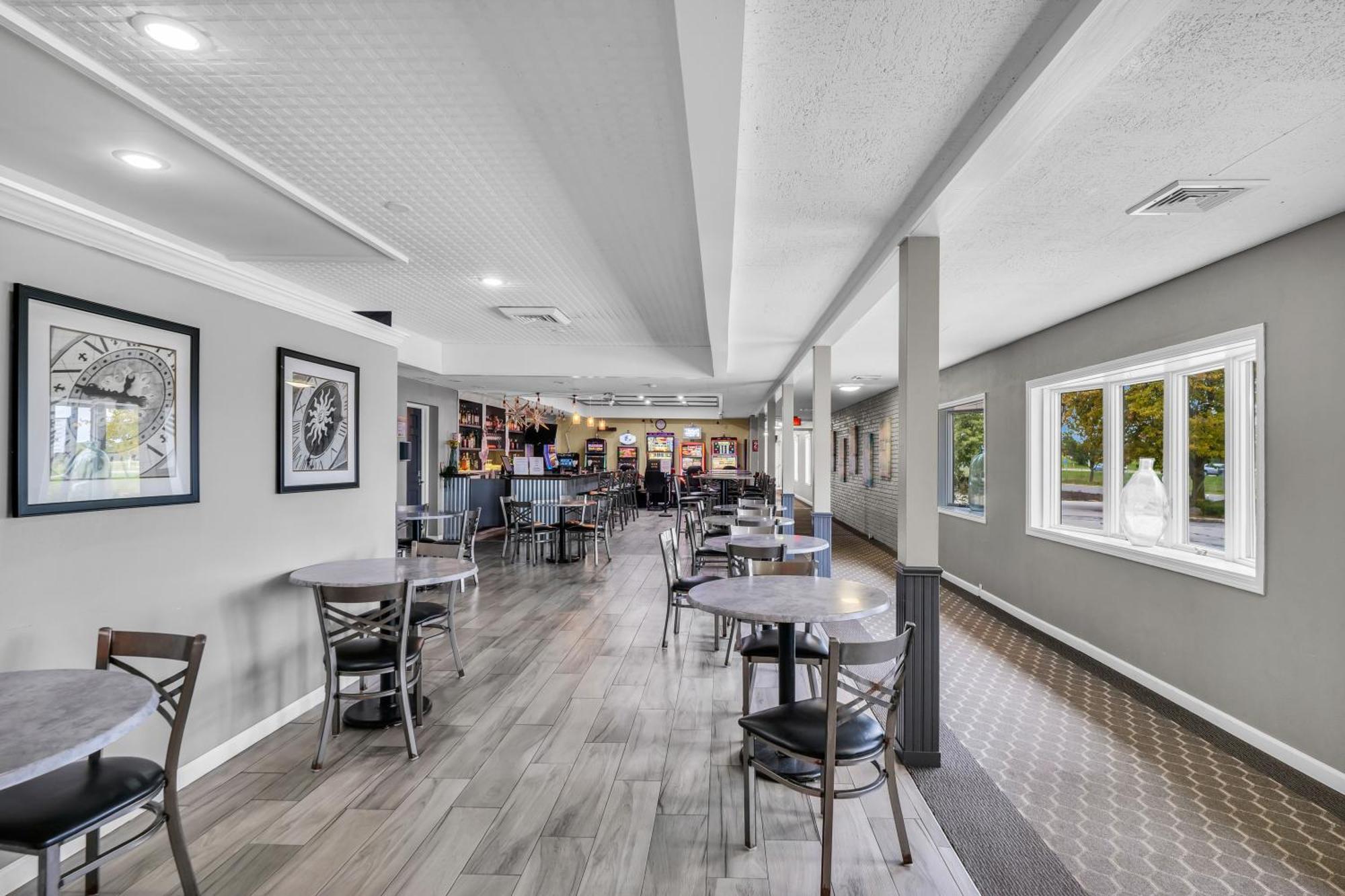 Eastlake Suites Hotel & Conference Center By Oyo Urbana Champaign Exterior photo