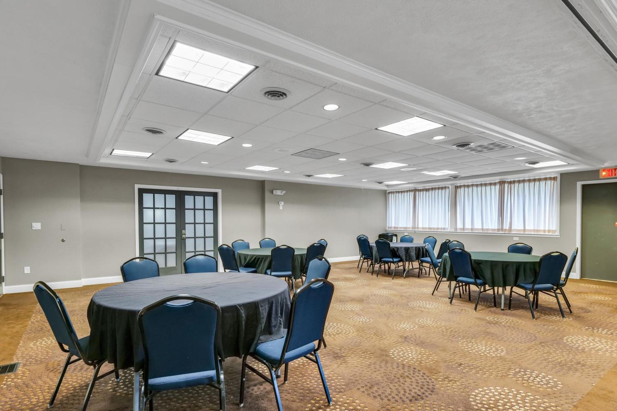 Eastlake Suites Hotel & Conference Center By Oyo Urbana Champaign Exterior photo