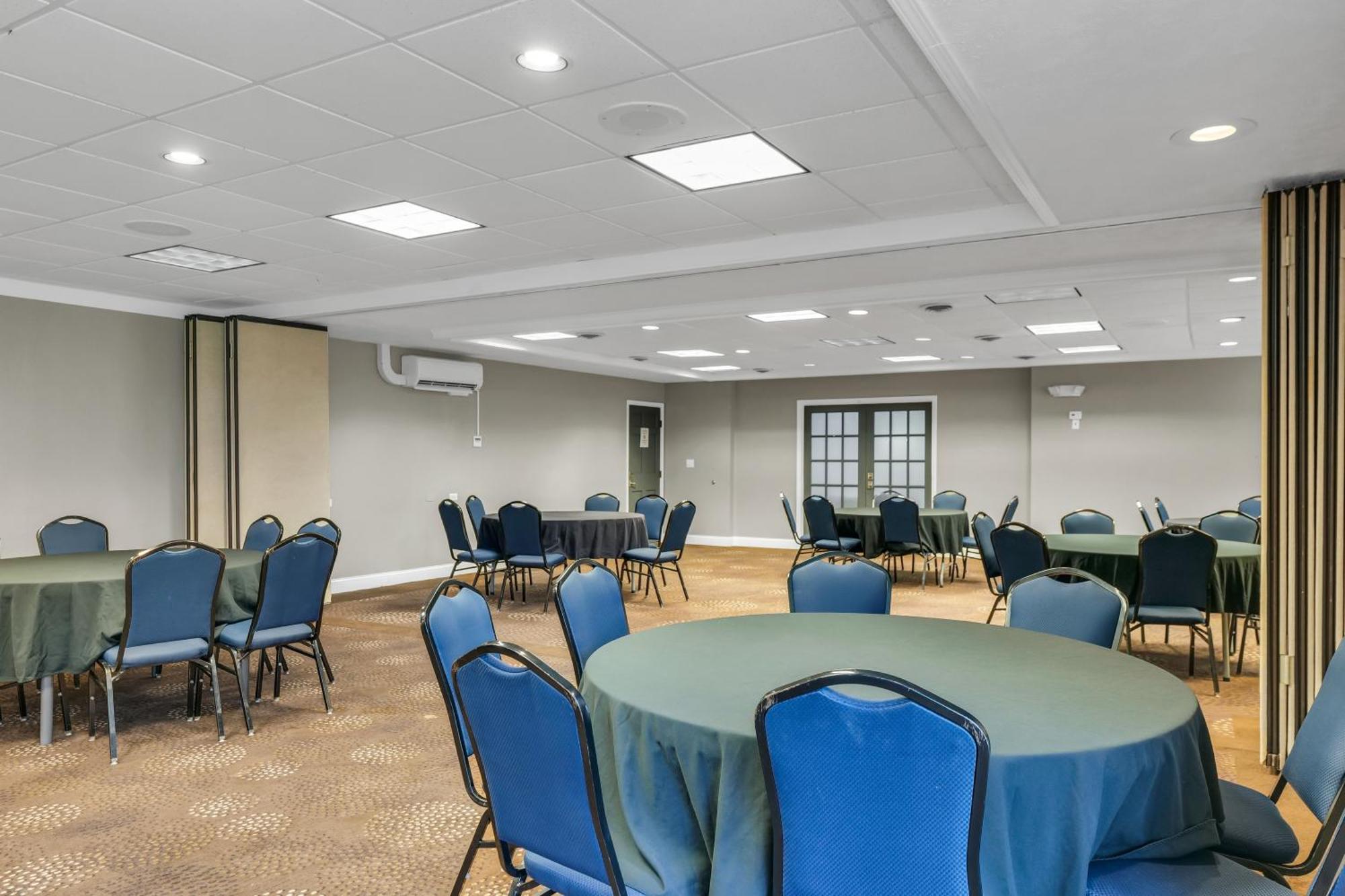 Eastlake Suites Hotel & Conference Center By Oyo Urbana Champaign Exterior photo
