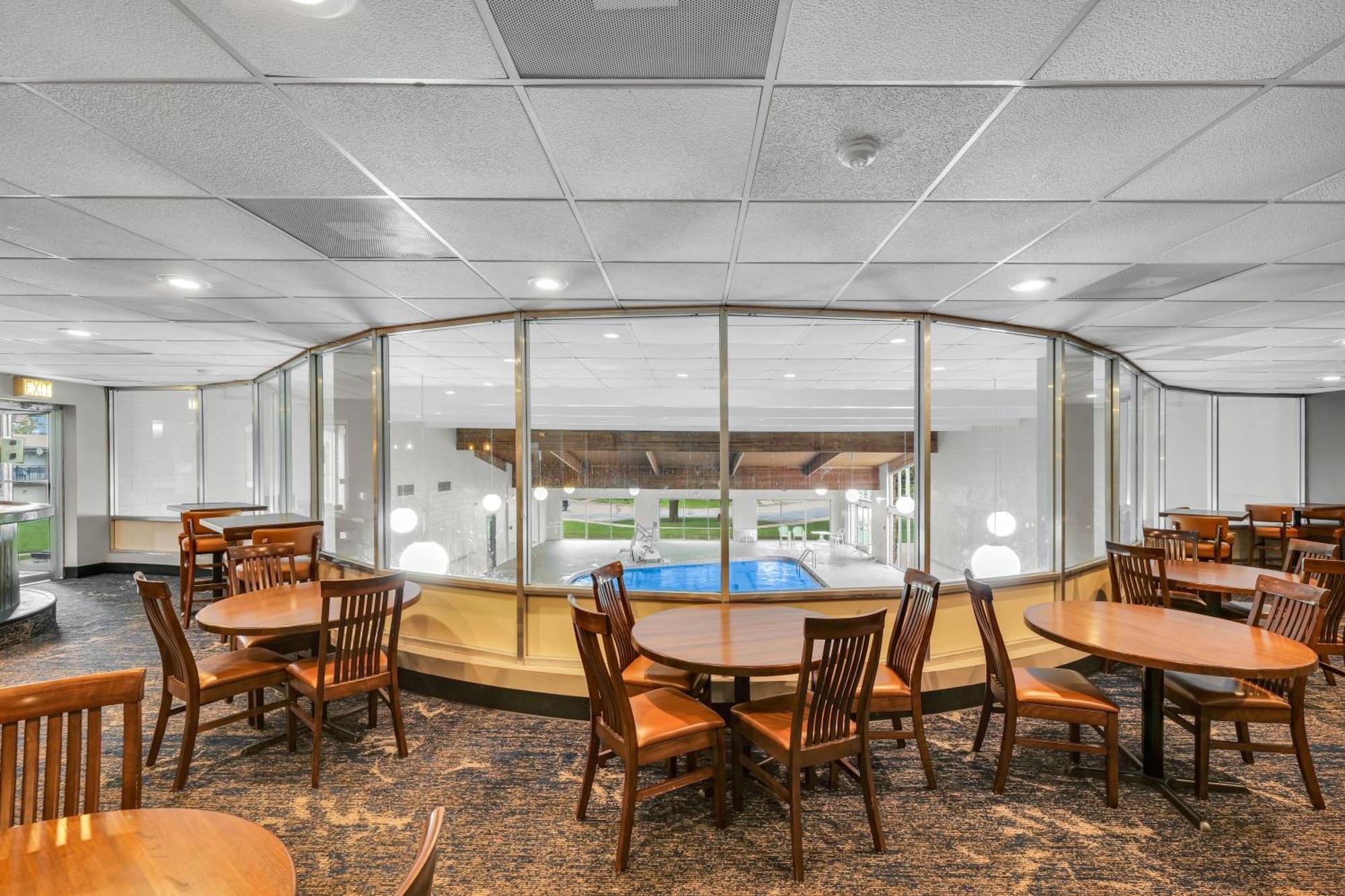 Eastlake Suites Hotel & Conference Center By Oyo Urbana Champaign Exterior photo